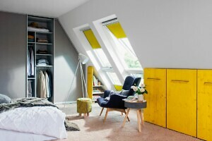 Schlafzimmer im Dachgeschoss mit gelbem Schrank