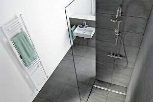 Ebenerdige Dusche mit eleganten Duschrinnen