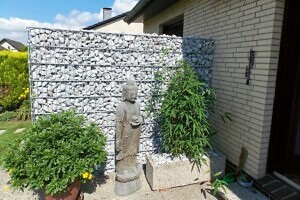 Gabionen-Mauer als Sichtschutz
