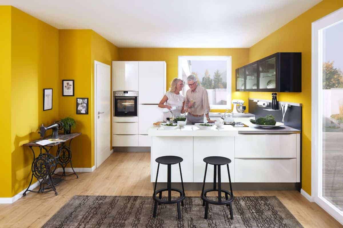 Paar in gelb-weißer Küche