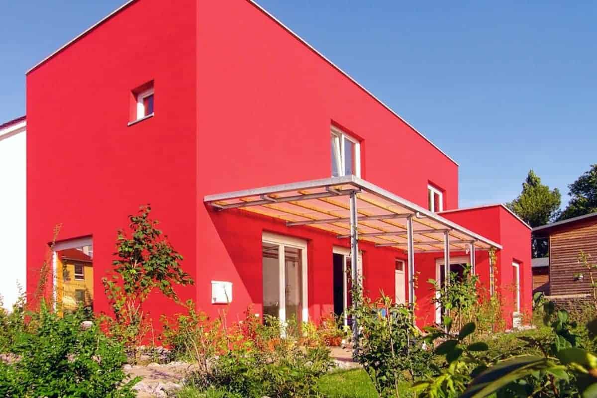Rotes Zuhause aus massivem Mauerwerk