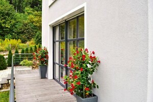 Balkontür mit Blumen