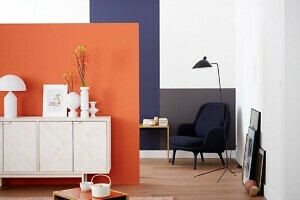 Wohnraum mit Wand in orange und lila