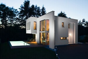 Modernes Wohnhaus mit Flachdach und Pool