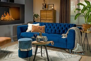 Blaues Chesterfield-Sofa im Wohnzimmer