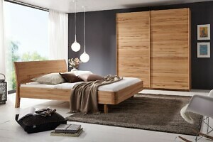 Massive Möbel aus Holz im Schlafzimmer